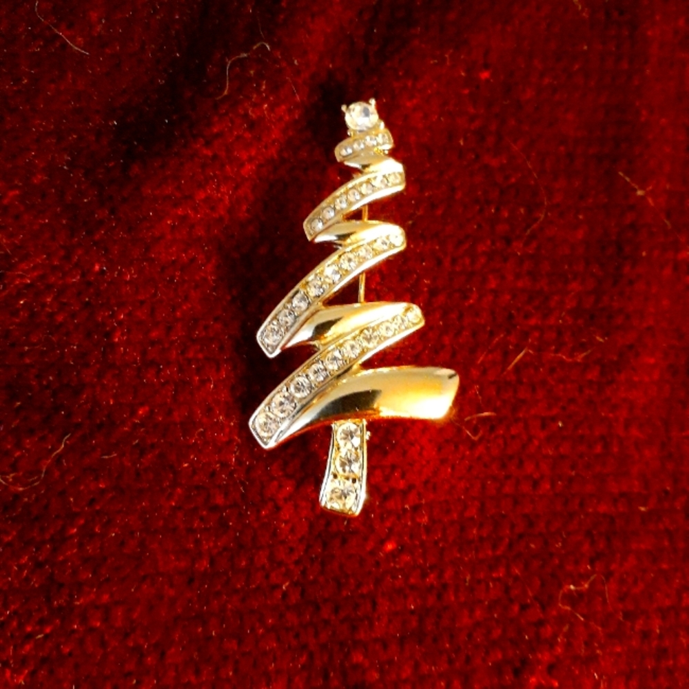 Vintage Monet Christmas goldtone brooch.